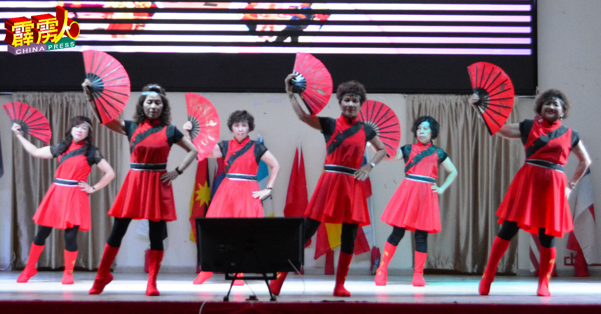 曼绒广东会馆妇女组呈献舞蹈表演。