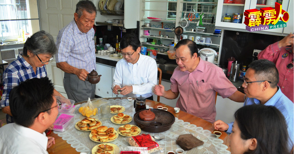倪玉先（右站起）和陈舜美以道地的福州小吃招待鲁世巍（坐者右4）和团队。