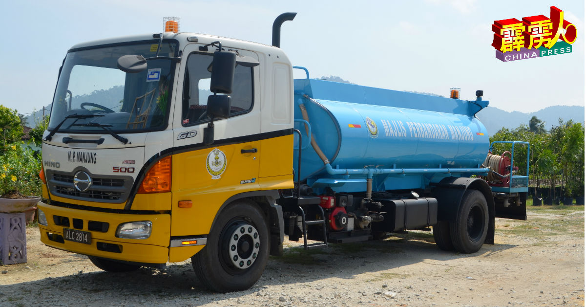 负责巡逻灌溉的水槽车从蓄水池抽取淨化水作为灌溉用途。