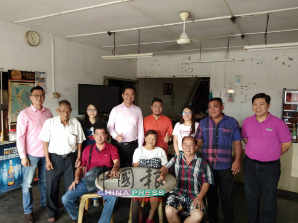张聒翔（后排左4起）与李凯业沿户向村民传达村长选举的最新资讯。