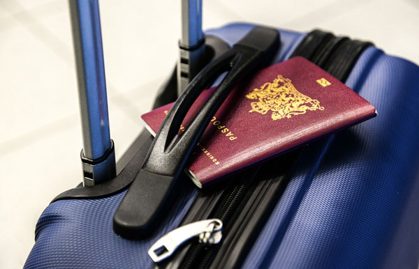 在国外遗失护照，先向警察局要求证明文件。