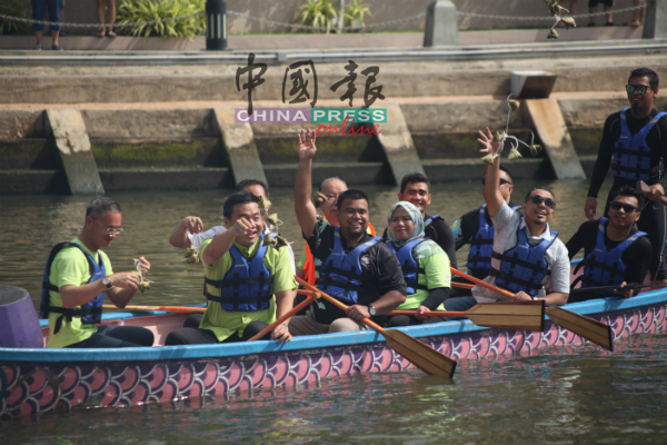 嘉宾们将粽子抛掷入马六甲河，以纪念屈原。