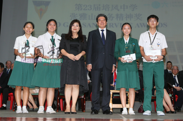 学生个人卓越服务奖得主领奖，左起为茹祉祺、郑馨月、黄雪莱校长、史进福、柯宇萱及赖修泽。