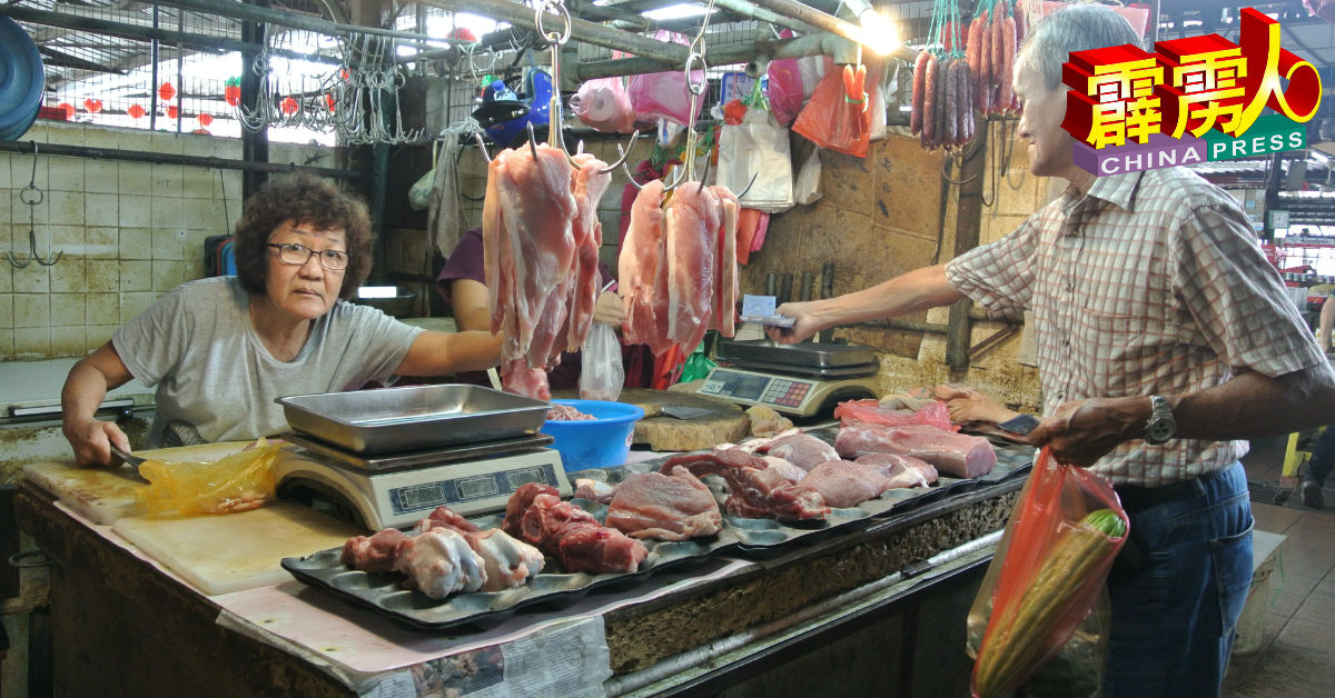 1.农场生猪肉价格涨幅令人咋舌，但猪肉贩如夏细玲（左）和烧肉贩，担心调整零售价会吓跑顾客，而没有调涨零售价。