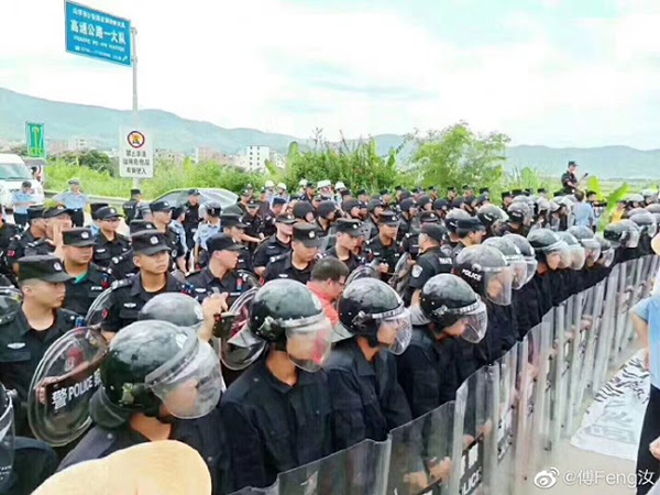 上周六，大批警察手持盾牌在郁南县内的高速公路上戒备。