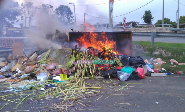 甘榜登亚垃圾槽在短短两个星期内，遭有心人纵火5次。