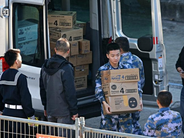 中国海军出访澳洲，被传媒目睹大量购买奶粉。