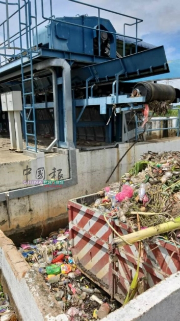 当局也在哥打拉沙马那选区灾情最为严重的甘榜安南抽水泵垃圾隔网发现大量垃圾。