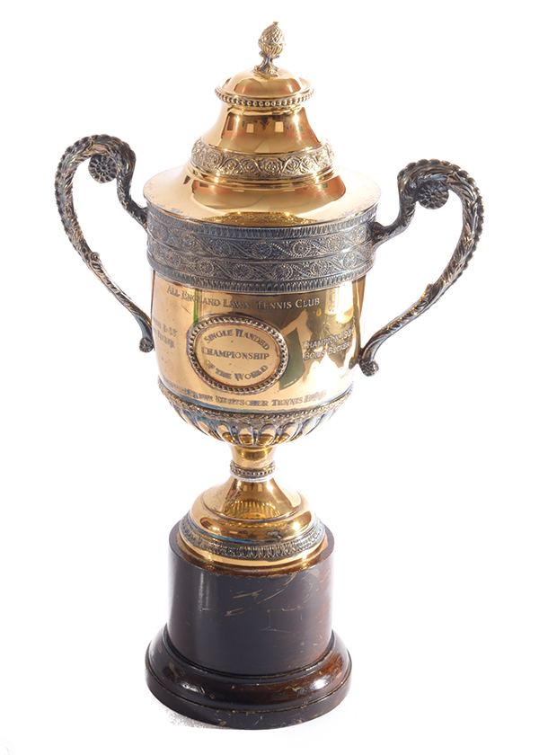 贝克的温网公开赛冠军复制奖杯。