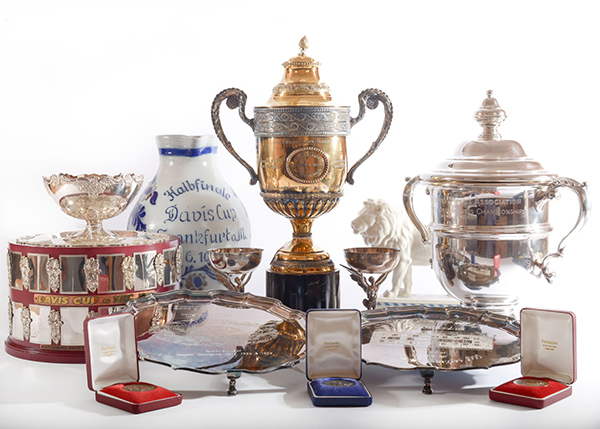 贝克拍卖的复制奖杯和纪念品。
