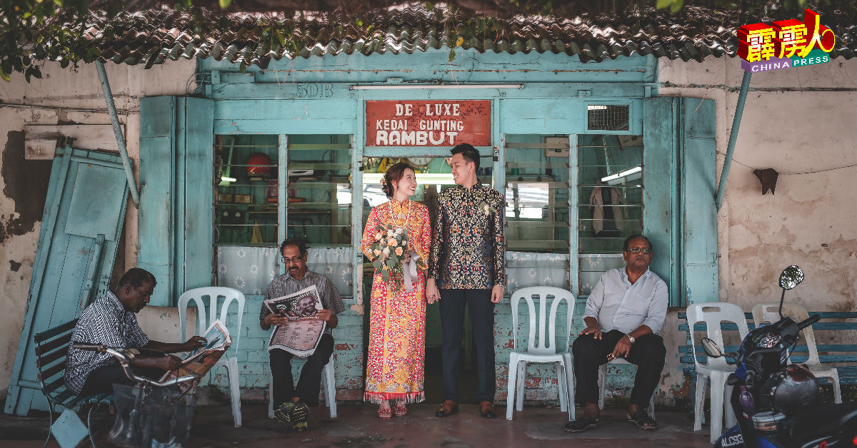 走尽千山，总是家乡好；伍锦祥与李宝薇，特到一家外观陈旧的印裔传统理发店拍婚照，效果独树一帜，毫不违和。
