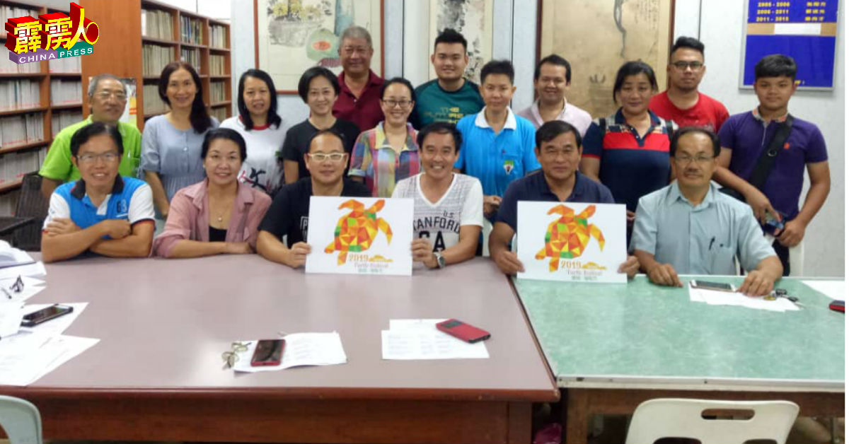郭进光（右2起）、王涛和文友会会员呼吁民众踊跃参与首届的“曼绒.海龟节”。