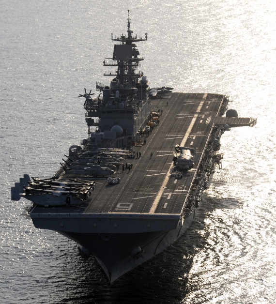 美国海军“拳师”号两栖攻击舰。