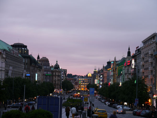 长方形的瓦茨拉夫广场，是布拉格的繁华商业区，夜幕低垂开始营业的露天小店，为广场夜生活掀开序幕。