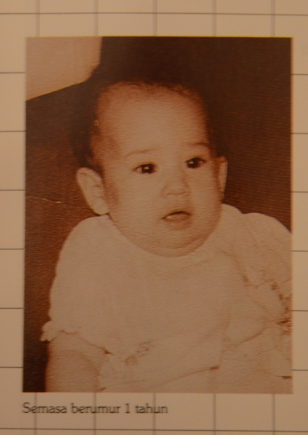 东姑阿兹札小时候长得像华人宝宝。