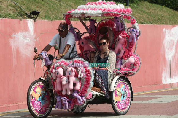 小马宝莉（My Little Pony）造型的三轮车载客游览古迹区。