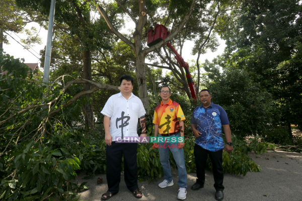 杨胜利（左起）在何桂文及末诺陪同下，了解市政厅清理工作。