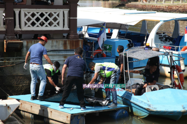 警方以数辆船只遮挡尸体，避免吓坏游客。