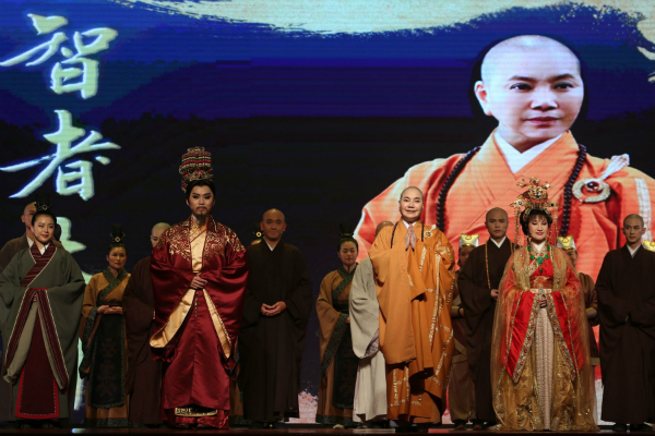 高僧传《智者大师》由唐美云（前排右2）带领的歌仔戏剧团演出。