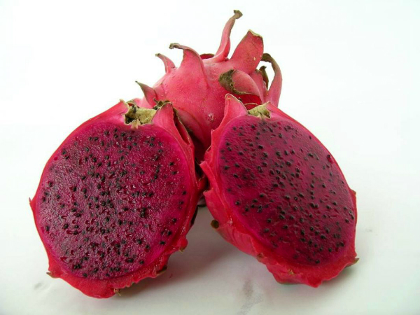红皮紫肉的龙珠果不排除在盛产的情况下价格下跌。　
