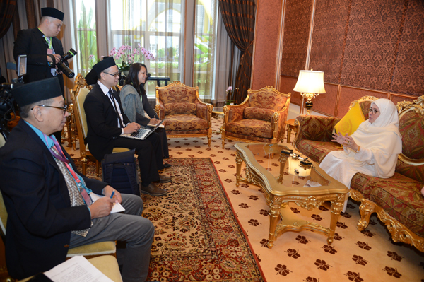 元首后第一次在国家王宫接受本地中文报记者访问，畅谈三个小时。