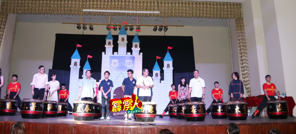 郑耀国（前排右2起）及杨章安，带领中小学学校管理层，进行击鼓仪式，为校庆掀开序幕。