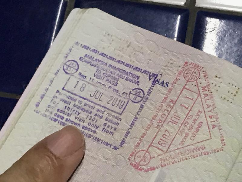 山姆指入境新山是18日，但护照上的出境盖章日期却是17日。