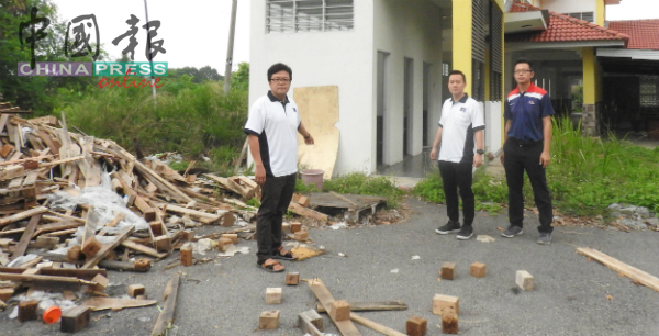 许多木料被弃于荒废市集建筑旁空地，左起李春源、马青甲州署理团长蔡求伟及罗舜生。
