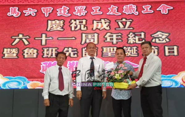 马六甲建筑工友职工会赠送水果礼篮给陈诗胜（右2）。左为左陈佳群、林成钟及杨汉火。