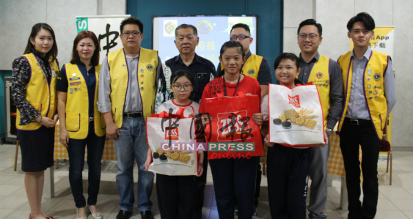有奖问答得奖的同学李子萱（前排左起）、彭若言及黄雨萱和嘉宾们合照。