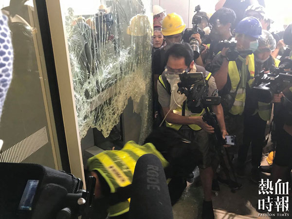 示威者成功砸毁立法会玻璃门。