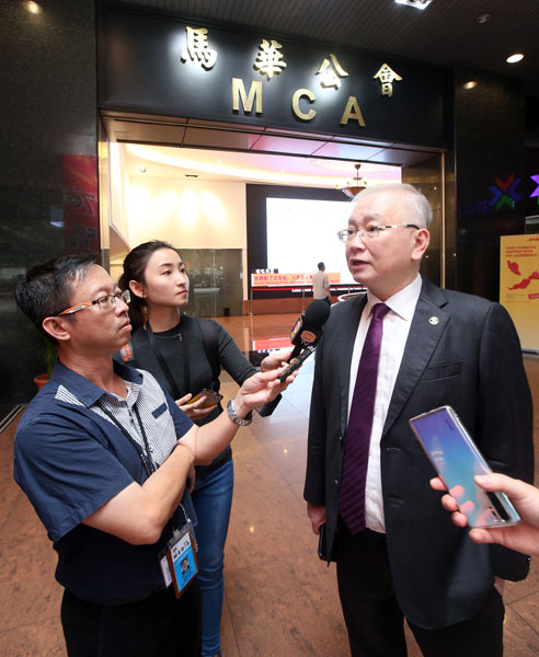 魏家祥（右）接受媒体询问与自立合作董事成员交流成果。