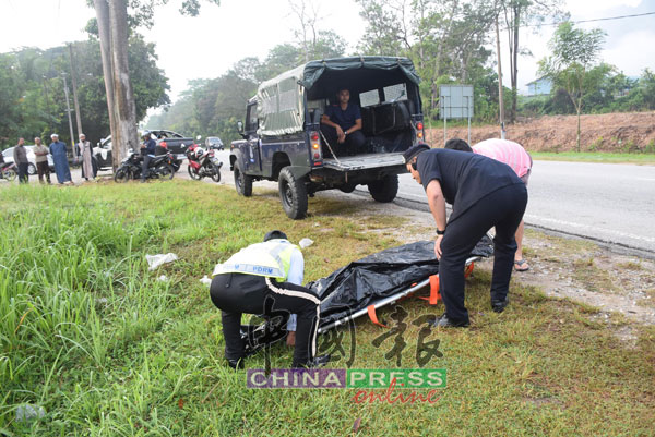 警方将死者遗体送往文冬中央医院太平间进行解剖,了解死因。