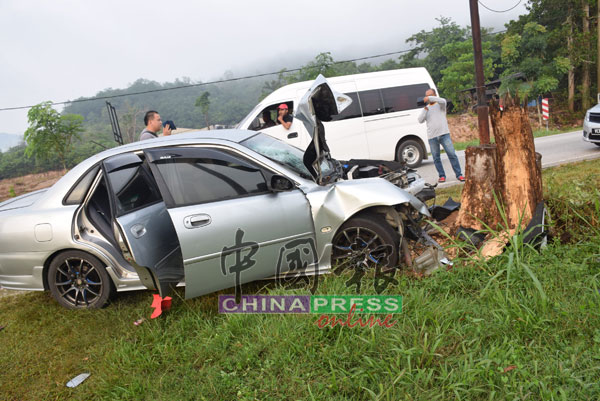 死者驾驶的轿车猛撞路旁的“树头”。