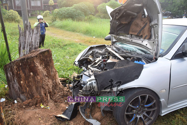 路旁被砍伐大树留下的“树头”,被轿车猛撞,轿车前部毁不成形。
