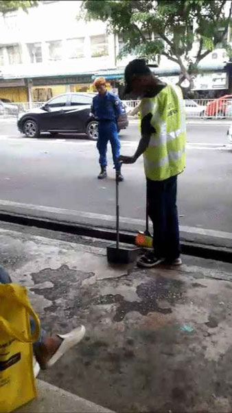乱丢垃圾的男子被罚扫街1小时。