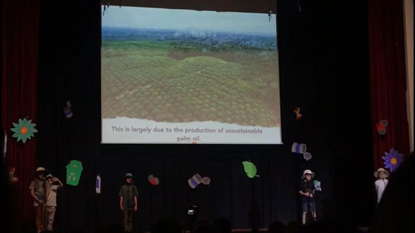 吉隆坡某国际学校的学生在表演时，指种植油棕导致人猿失去家园并逐渐消失。