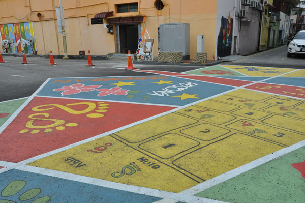 “宾登街”的地面壁画，色彩缤纷。