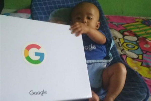 照片显示，“谷歌宝宝”正穿着谷歌送来的套衫。