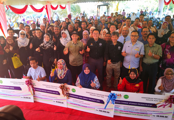 沈志勤（次排右5）在江沙为霹雳州大马农业研究院“会客日”及榴梿旅游主持开幕后，与领取奖掖的小园主与工厂代表合照。