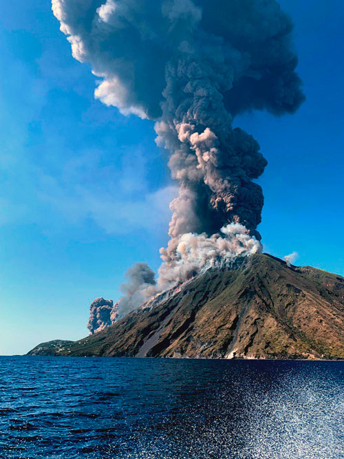 斯特龙伯利火山3日突然激烈喷发，烟柱冲天高达2000公尺。（美联社）