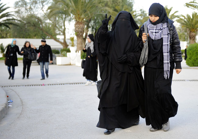 突尼西亚维安升级，如今又发出尼卡布（niqab）禁令，禁止穆斯林穿戴尼卡布进出公家机关。