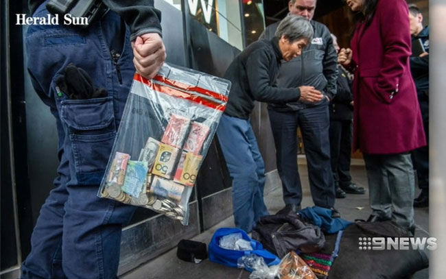 警方在这些“职业乞丐”身上，搜出澳元纸币。