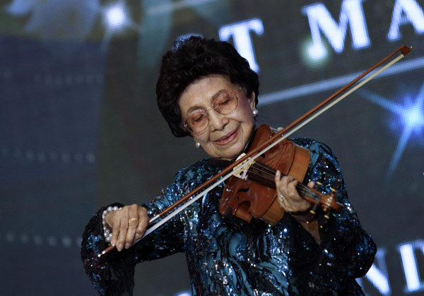 西蒂哈丝玛深情演奏小提琴。