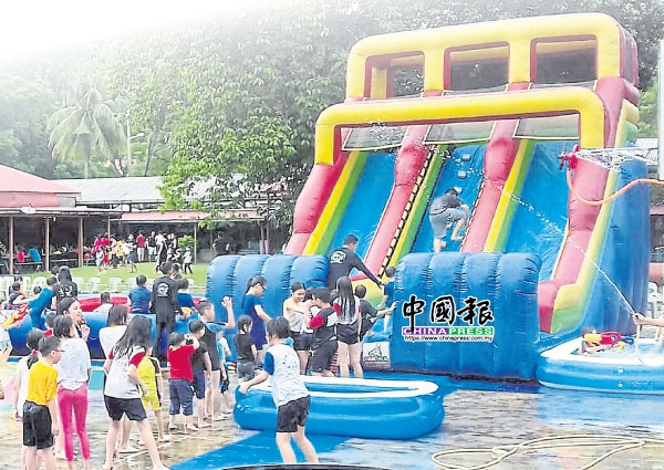 水上乐园是项刺激有趣的水上活动，适合全家老少一起参与，有兴趣者欢迎购买入场券。