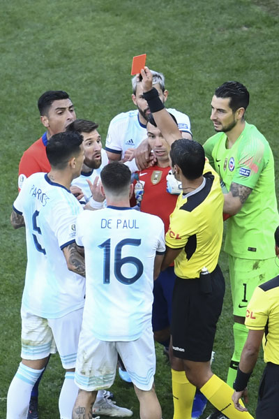 巴拉圭主裁判马里奥向梅西出示红卡。（法新社）