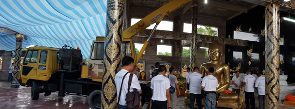 峇都安南泰佛寺出动吊车进行安置佛像仪式。