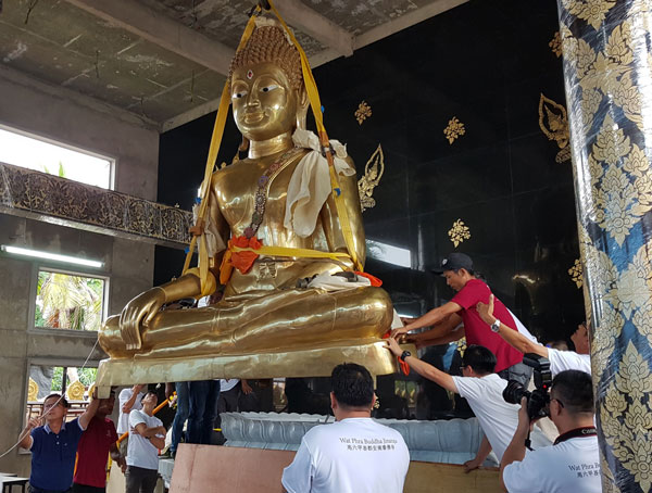 巨大的佛像成功安置在佛宝座上。