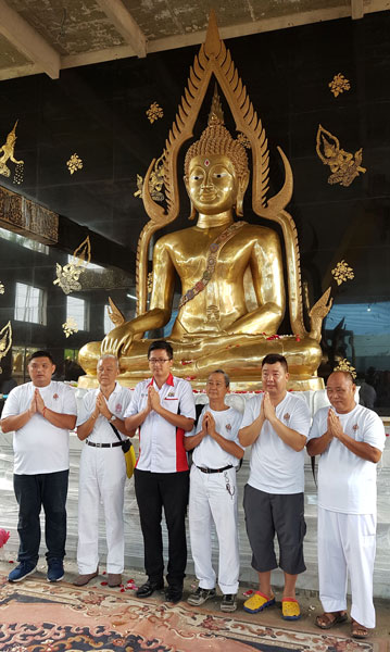 谢守钦（左3）参与佛像安置仪式。左起为杨庆权、王昆山、李永发、王传顺及郑思宾。