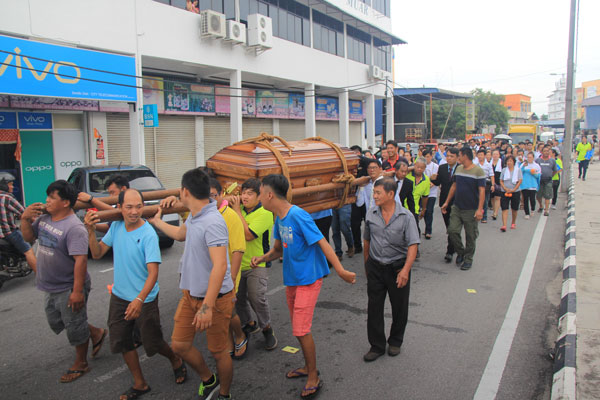 殡葬业者代表轮流抬棺及在送殡亲友的护送下，环视市区街道一公里，送别逝者最后一程。